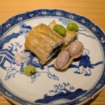 好日 - 焼物：カウンターの目の前で焼きたての三河産 天然うなぎの白焼き。落花生の塩茹で、新銀杏の素揚げ。