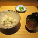 好日 - ご飯物 ： ① 土鍋で炊いた “龍の瞳” に 焼きあがったばかりのクロムツとカイワレ、生姜、大葉、実山椒をトッピングして混ぜ合わせたごはんです。とても美味しい！ ② 赤だし。 ③ 香の物：胡瓜、茗荷。