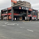 安楽亭 戸田下前店 - 店舗外観、駐車場も広いです。