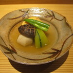 好日 - 炊き合わせ ：飛龍頭、こいも石川、干し椎茸、黒皮南京、インゲンetc．の野菜がホロホロに煮てあり、お出汁がよく染みています。