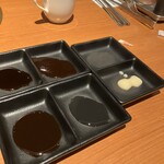 安楽亭 - タレ全種類とニンニク準備