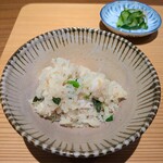 好日 - 土鍋で炊いた “龍の瞳” に 焼きあがったばかりのクロムツとカイワレ、生姜、大葉、実山椒をトッピングして混ぜ合わせたごはんです。