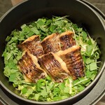 好日 - 土鍋で炊いた “龍の瞳” に 焼きあがったばかりのクロムツとカイワレ、生姜、大葉、実山椒をトッピングして混ぜ合わせたごはんです。