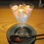 好日 - 甘味：桃のシャーベット、桃の果肉、ローストした落花生。