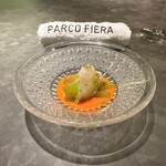 パルコ フィエラ - 日高産つぶ貝（白ワインとお出汁）、自家製ビネガーで1ヶ月マリネしたシャインマスカット、ゲルニカペッパーのサルサヴェルデ、赤万願寺とうがらしのソース（ブルーベリーヴィネガー）
      