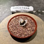 パルコ フィエラ - イカ飯に見立てた函館産アオリイカのラグー＆お米のチップス、余市産根セロリのピュレ  