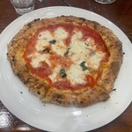 ピッツェリア デ ナプレ - マルゲリータ。日本では数少ないフランスの製法を用いた吉田牧場のチーズを使用。持ち上げると具材が滑るので注意。