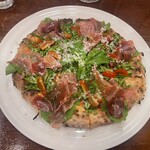 ピッツェリア デ ナプレ - ルッコラ、生ハムをたっぷり使ったナプレスペシャル。チーズとプチトマトも良い感じです。