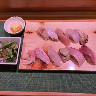 松寿司 - 料理写真:ミニサラダと小鉢が付いてくるおまかせ握り10貫