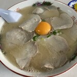 ビッグワン - たっぷりチャーシューに卵黄が眩しいです。