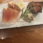 麹町ビストロ 階段の途中 - イチジクカポーテ