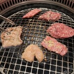 焼肉 静龍苑 - タンとミノとハラミ