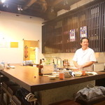 実のり - １階のカウンター席では奥様やご主人との会話も楽しめる。