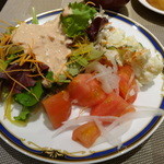 レストラン セブンシーズ - 山盛りの生野菜のサラダ、サウザンアイランドドレッシング