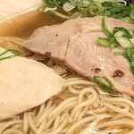 麺や食堂 相模原店 - 左が鶏チャーシュー　右が焼チャーシュー♬豚が好みなの。