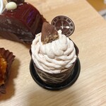 ル タン メルヴェイユ - マロンモンブラン 690円  薄いチョコに包まれてます。