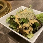 焼肉とみ - とみちゃんサラダ　自家製とろろと胡麻ドレッシング