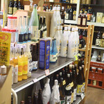 富岡屋酒店 - 店内で販売されているお酒の一部