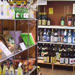 富岡屋酒店 - 店内で販売されているお酒の一部