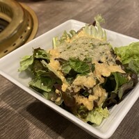 焼肉とみ 横浜関内店 - とみちゃんサラダ　自家製とろろと胡麻ドレッシング