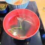 うな賀 - 熱々提供が嬉しい"お吸い物"。