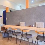 うな賀 - カウンターの上から店内に、香ばしい香りが下りてきます。