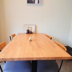 うな賀 - 玄関入ってすぐ右の四人掛けテーブル。