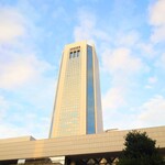 うな賀 - "新国立劇場"の後ろに聳える"オペラシティ"。