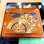 うな賀 - 蓋を外すと堪らない香りが立ち上ってきます。