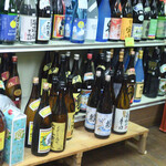 富岡屋酒店 - 店内で販売されているお酒の一部
