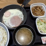 吉野家 - 料理写真:ハムエッグ牛小鉢定食！
