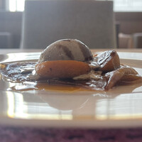 SALONE TOKYO - 十勝マッシュルームソースのジェラート、バルサミコ、柿、グランマニエを使ったソース、クレスペッレのクレープ