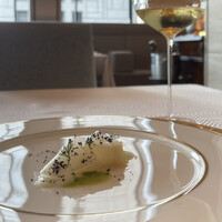 SALONE TOKYO - 塩脱水して旨みを濃縮した平目、薄スライス大根、ブラックオリーブ、ディルオイル、十勝の井上農場の雪蔵で一年(一冬越し)熟成して澱粉が糖に転化した薩摩芋のようなメークインというジャガイモのピュレ