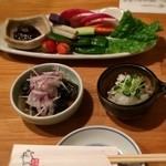あやとり - 突き出しの茄子の煮浸しがイキナリ美味。大根鬼おろしは食前に摂ると良いそう。奥に写ってるのは2人分のスティック野菜と赤味噌。