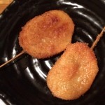 あやとり - じゃが串は1人1本。バターとフルードセルで味付けされているそうで、しっかりした味わいとホクざっくりな食感がめちゃくちゃイイ♡