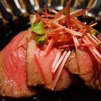 日本料理 晴山 - 蕪と宮崎牛、上から蕎麦の芽をパラりとふって