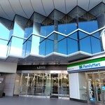 春華秋実 - およそ街中華っぽくない店舗外観