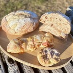 tasca - でかぱん ぷれーん ¥400
      でかぱん くるみれずん ¥400
      ベーコンチーズ ¥300
      ひしわの紅茶クリームチーズマフィン ¥300