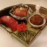 おにく 花柳 - 左からサガリの握り・クラシタの炙り雲丹巻き・フォアグラ入りミートボール白トリフ
