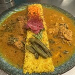 スパイシーカリーハウス 銀座半月 - きれいにモヒカン状の２種カレー