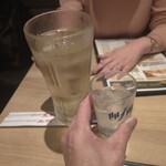 餃子の王将 - ドリンク写真:手前は水・奥はなほちゃん専用特権階級ドリンク