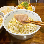 奈つやの中華そば - スープに入っている細切れのチャーシュー