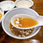 奈つやの中華そば - 卓上の割りスープでスープを割っていただきます