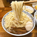 奈つやの中華そば - 粒々が見える細麺ストレート