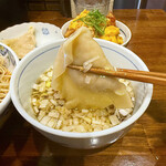 奈つやの中華そば - 大きめのワンタン