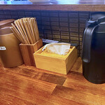 奈つやの中華そば - 右のポットは冷水、左はスープ割用の割りスープです