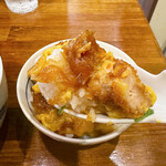 奈つやの中華そば - 卵を纏ったチキンカツと飴色のタマネギが旨いです