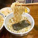 奈つやの中華そば - 魚介の旨みたっぷりのスープと全粒粉練り込みと思われる香ばしい麺がとても美味しいです