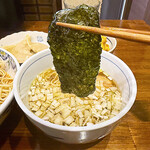 奈つやの中華そば - スープに海苔が入っています