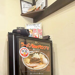 奈つやの中華そば - susuru.tvの色紙や、「 ラーメン大好き小泉さん」、「 らーめん再遊記」が飾られています